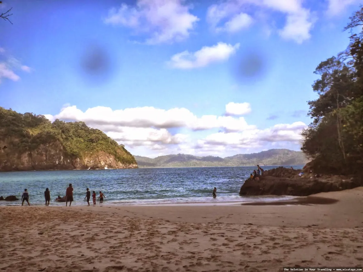 Pantai Teluk Hijau dengan air jernih