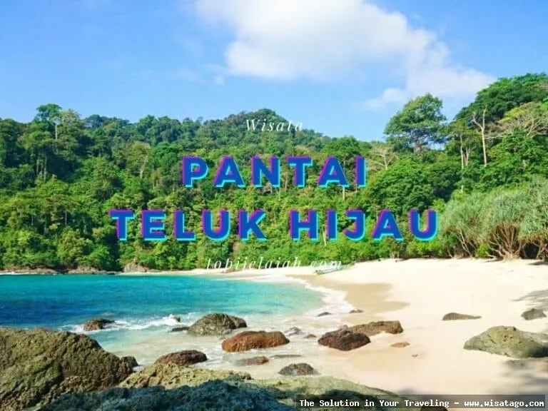 Pantai Teluk Hijau dengan air jernih