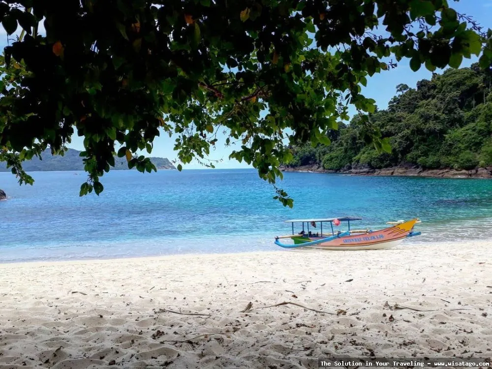 Pantai Teluk Hijau dengan pasir lembut