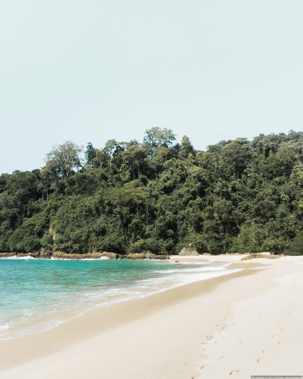 Pantai Teluk Hijau dengan pasir lembut