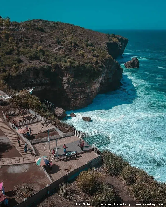Pantai Teras Kaca dengan pemandangan indah