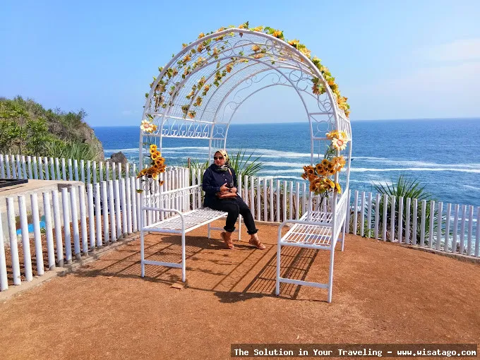 Pantai Teras Kaca dengan pemandangan indah
