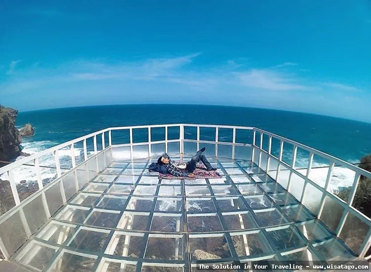 Pantai Teras Kaca yang memukau.