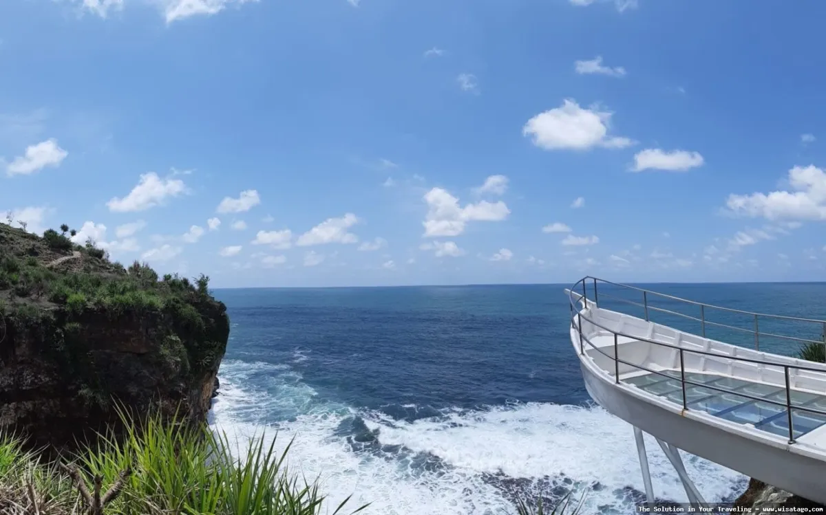 Pantai Teras Kaca yang memukau
