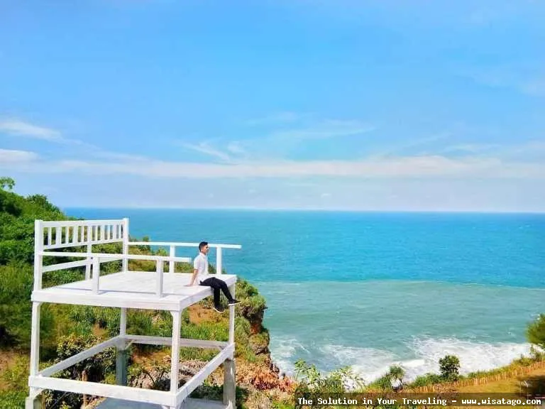 Pantai Teras Kaca yang memukau