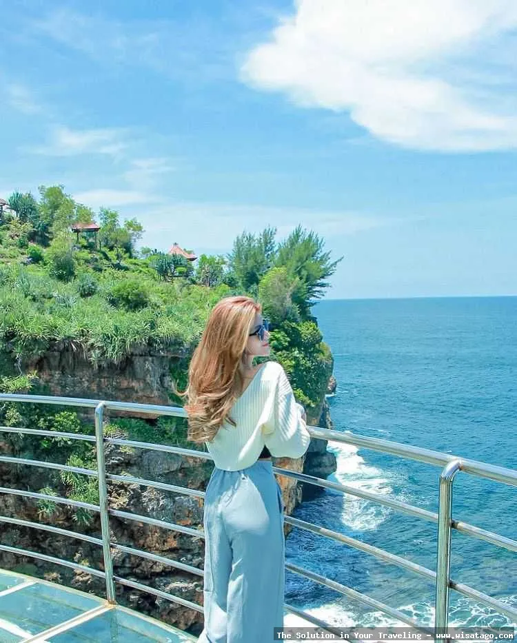 Pantai Teras Kaca yang menawan.
