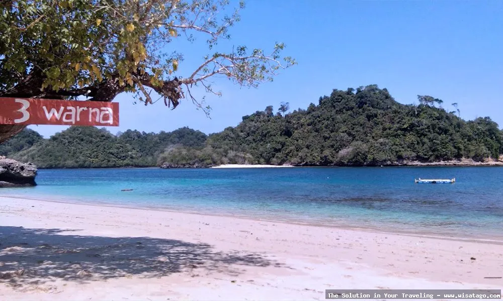Pantai Tiga Warna Malang mempesona