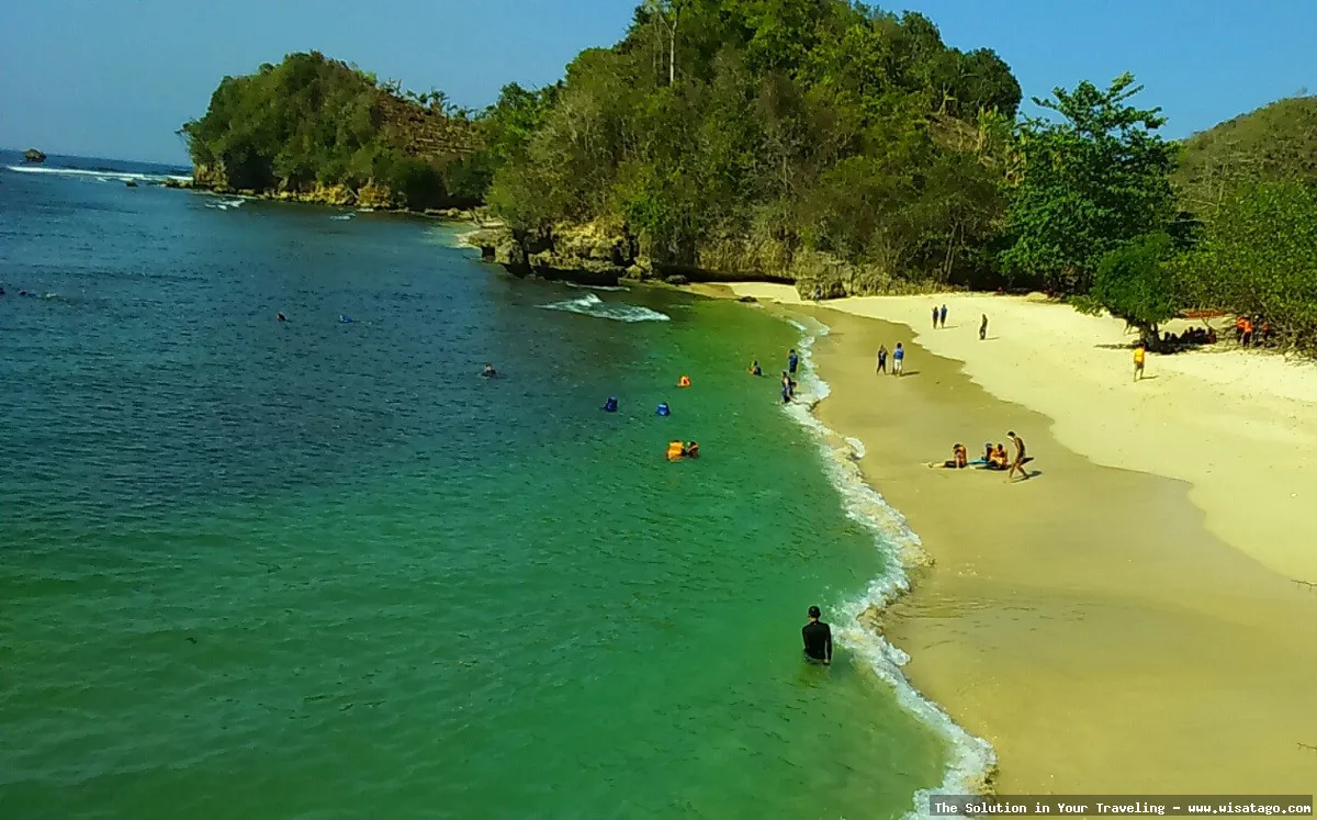 Pantai Tiga Warna Malang menawan