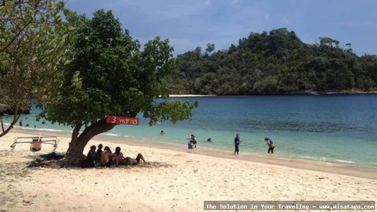Pantai Tiga Warna Malang yang indah