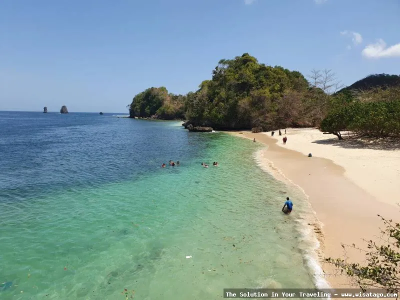 Pantai Tiga Warna Malang menawan