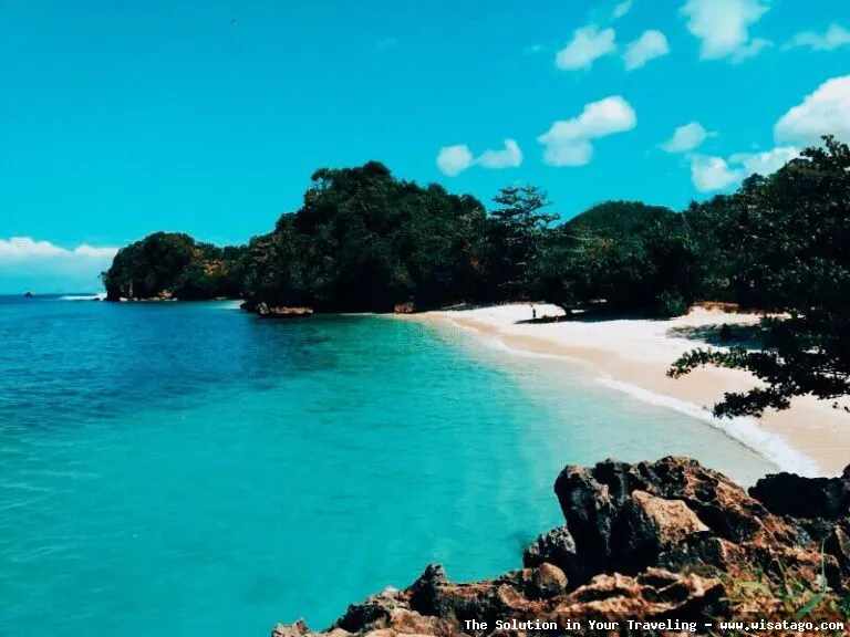 Pantai Tiga Warna Malang yang indah