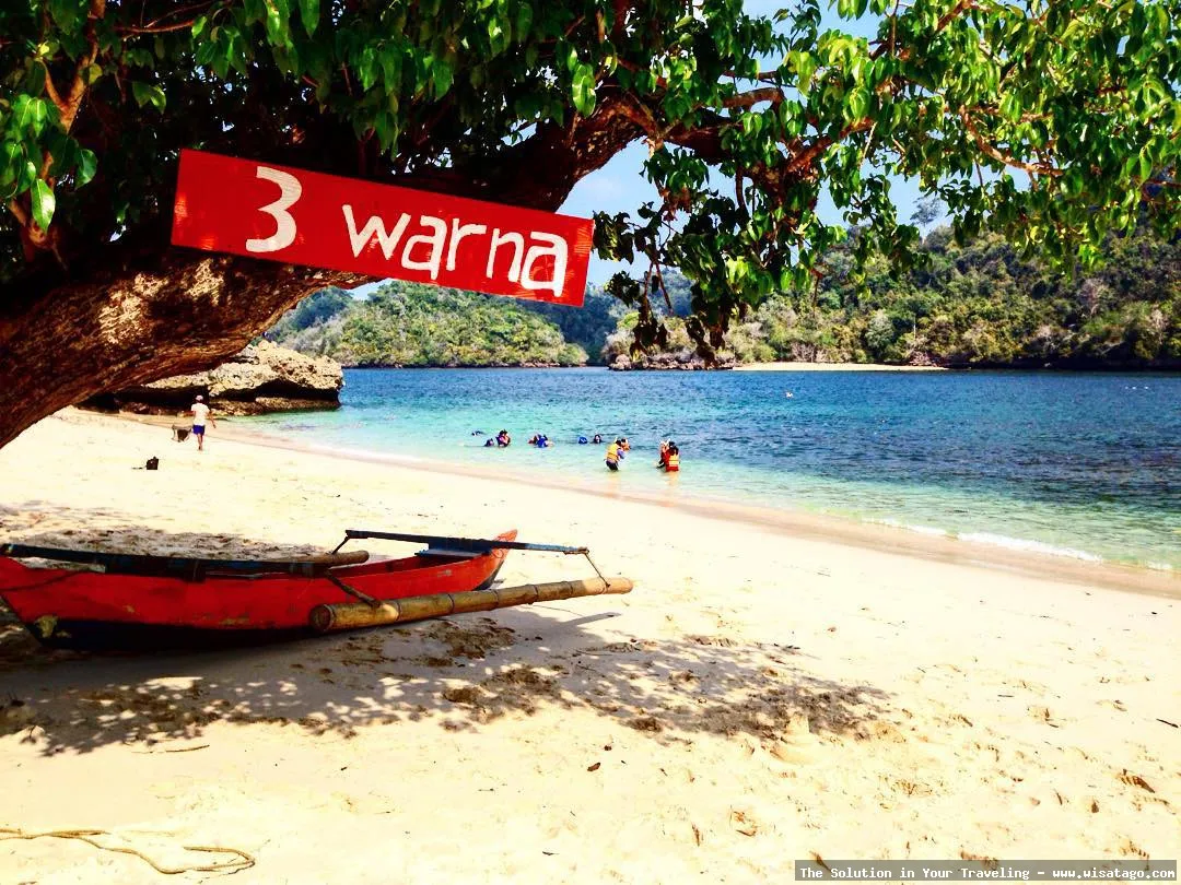 Pantai Tiga Warna Malang menawan
