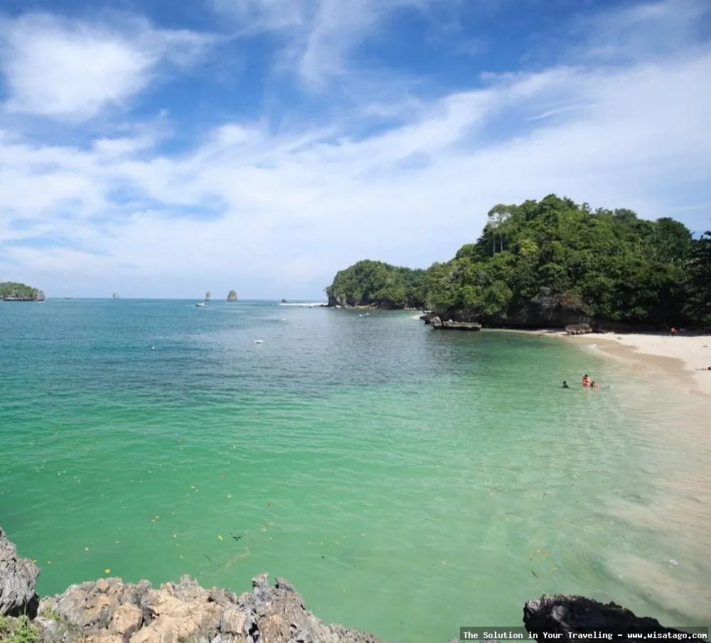 Pantai Tiga Warna Malang yang indah