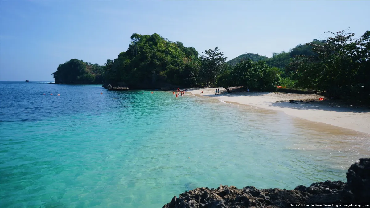 Pantai Tiga Warna Malang menawan