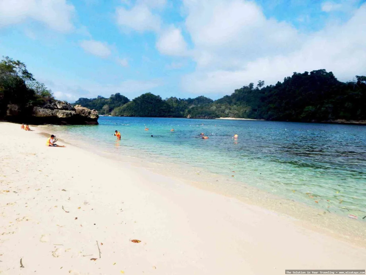 Pantai Tiga Warna Malang yang indah