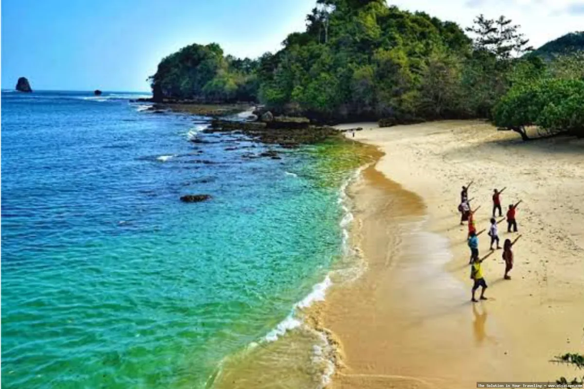 Pantai Tiga Warna Malang menawan