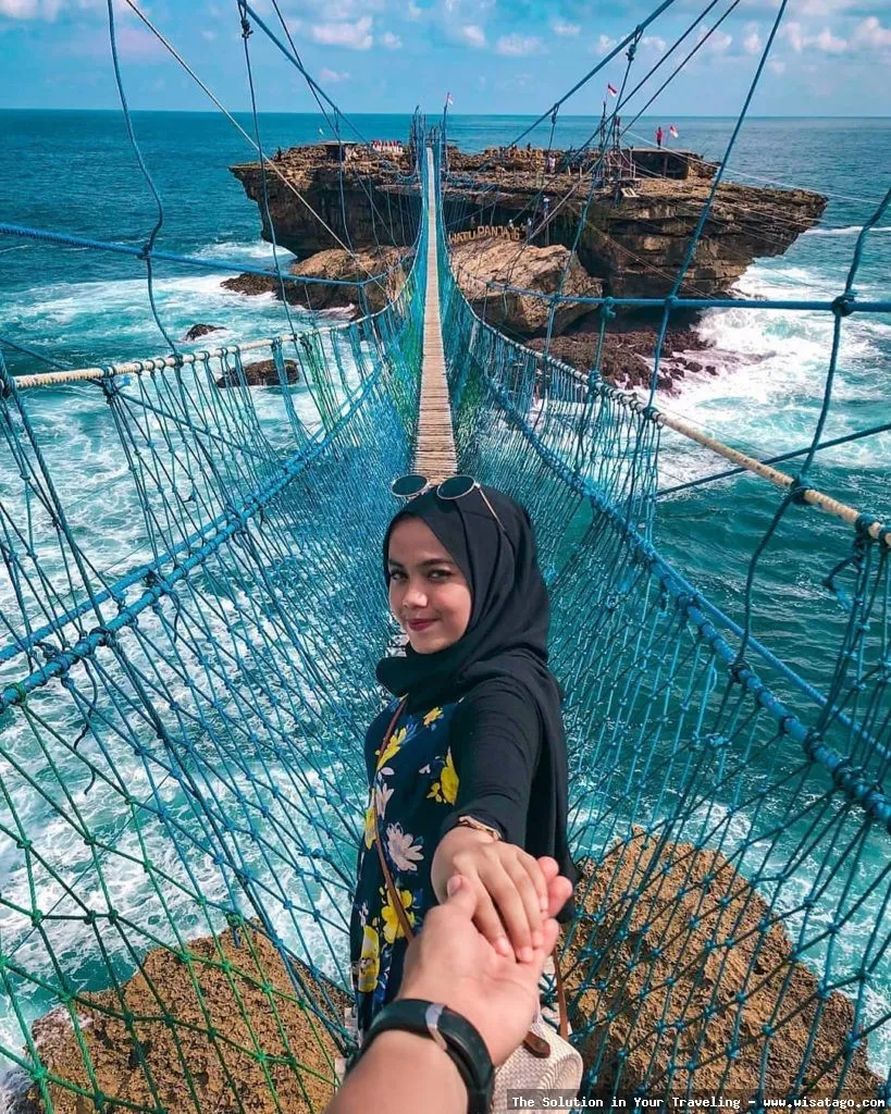 Pantai Timang, gondola ekstrem menantang.