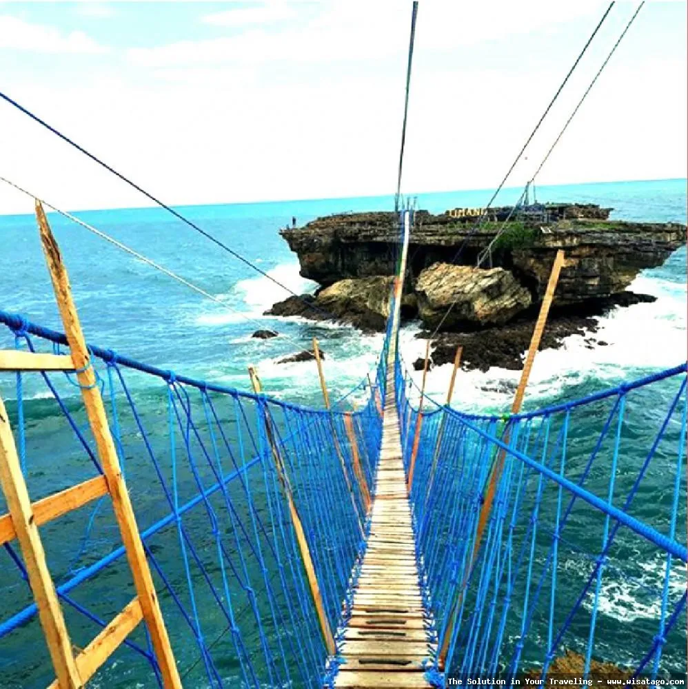 Pantai Timang, gondola ekstrem menantang.