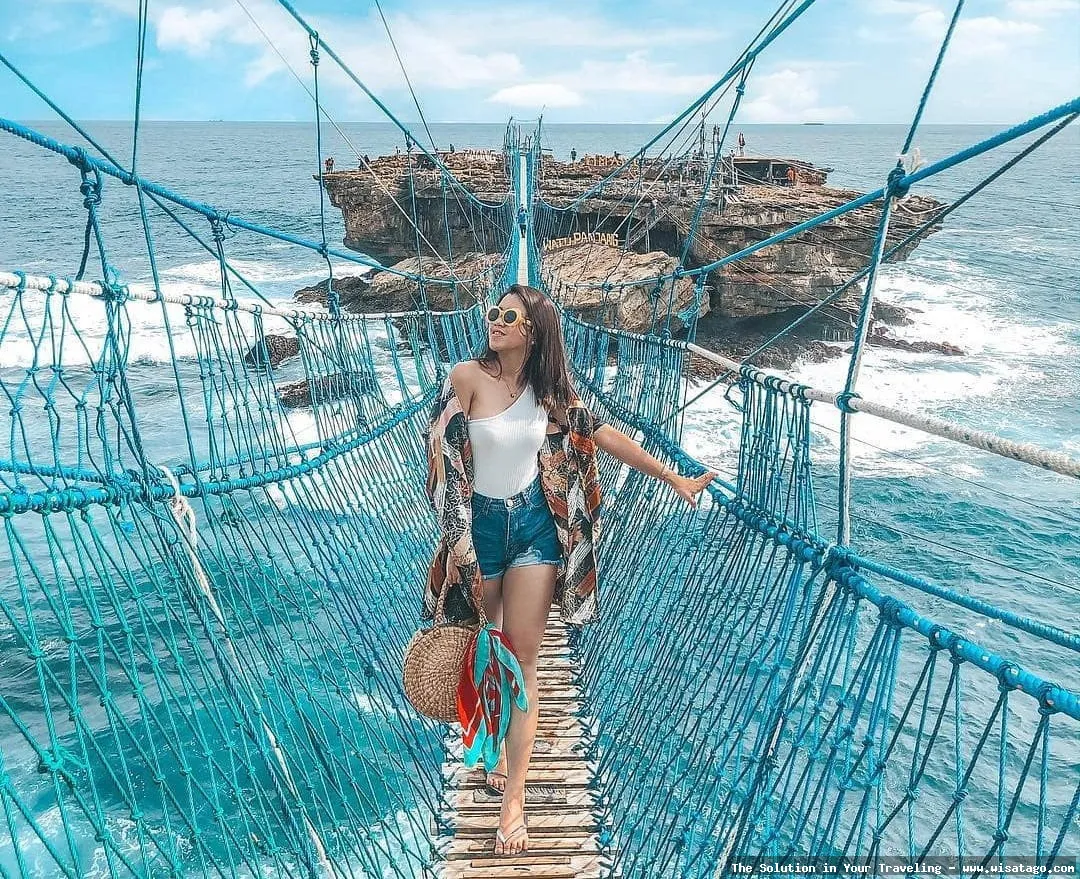 Pantai Timang, gondola ekstrem menantang.