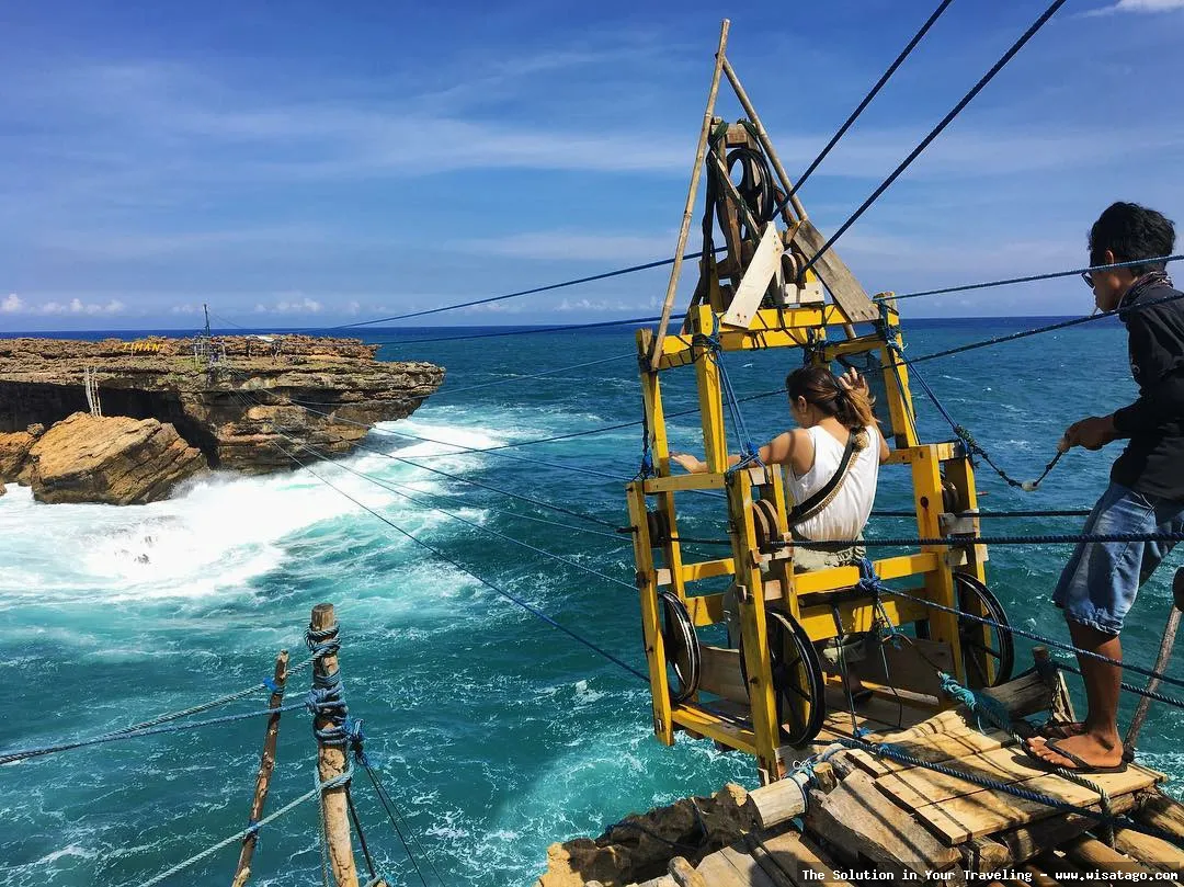 Pantai Timang, gondola ekstrem menantang.