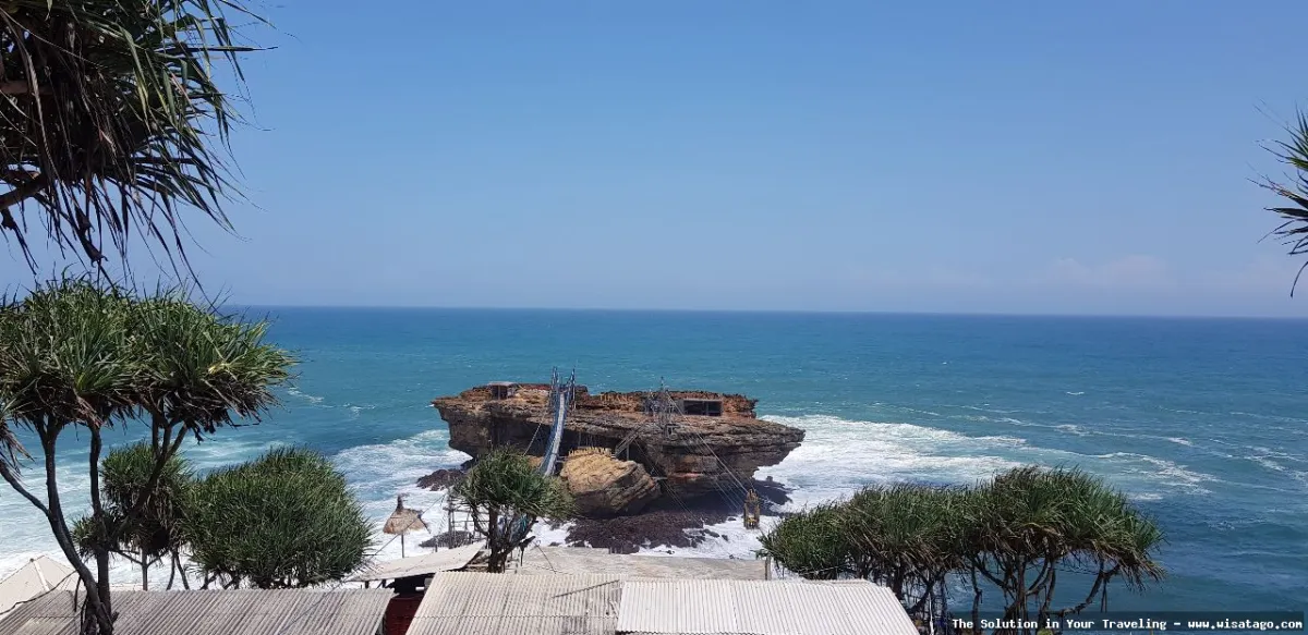 Pantai Timang, gondola menantang adrenalin.