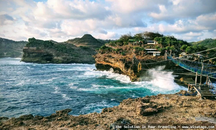 Pantai Timang: gondola menantang adrenalin