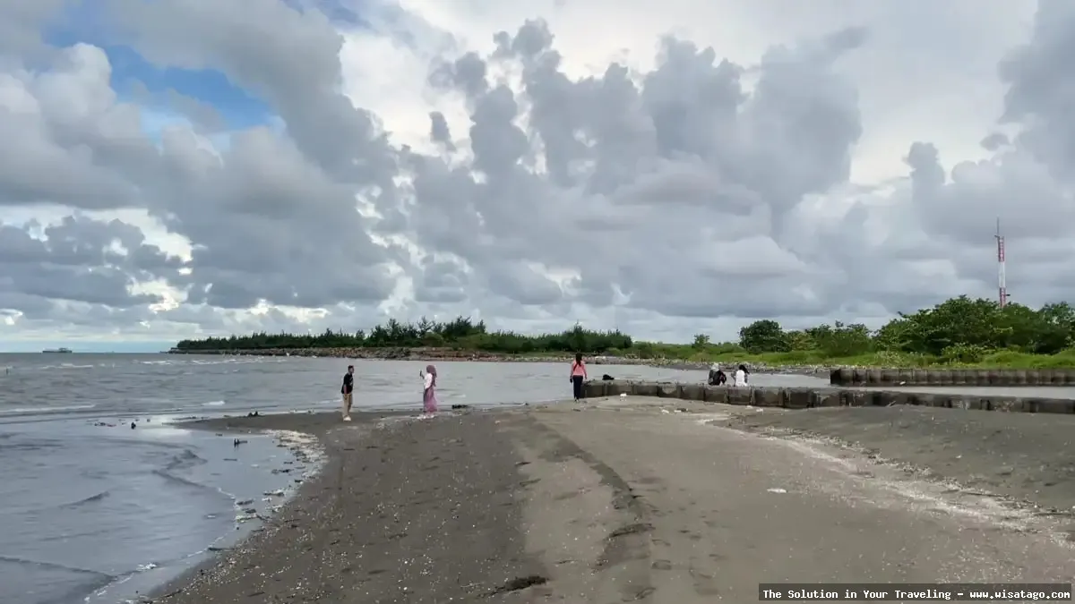 Pantai Tirang, pemandangan garis pantai.
