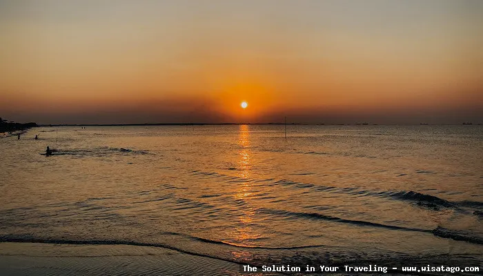 Pantai Tirang, pemandangan senja memukau.