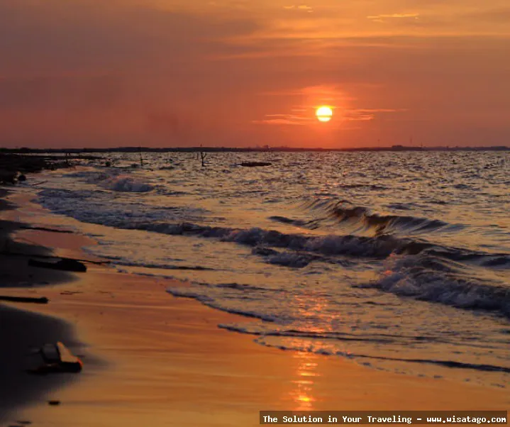 Pantai Tirang, pesona senja memukau