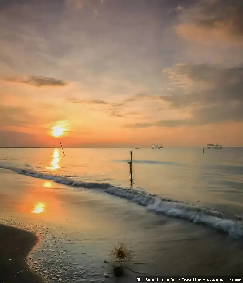 Pantai Tirang, pemandangan senja memukau