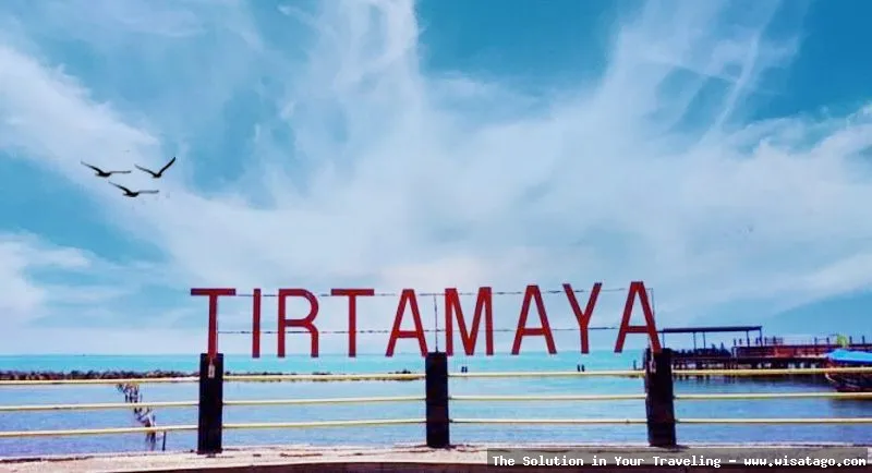 Pantai Tirtamaya: pemandangan indah menawan