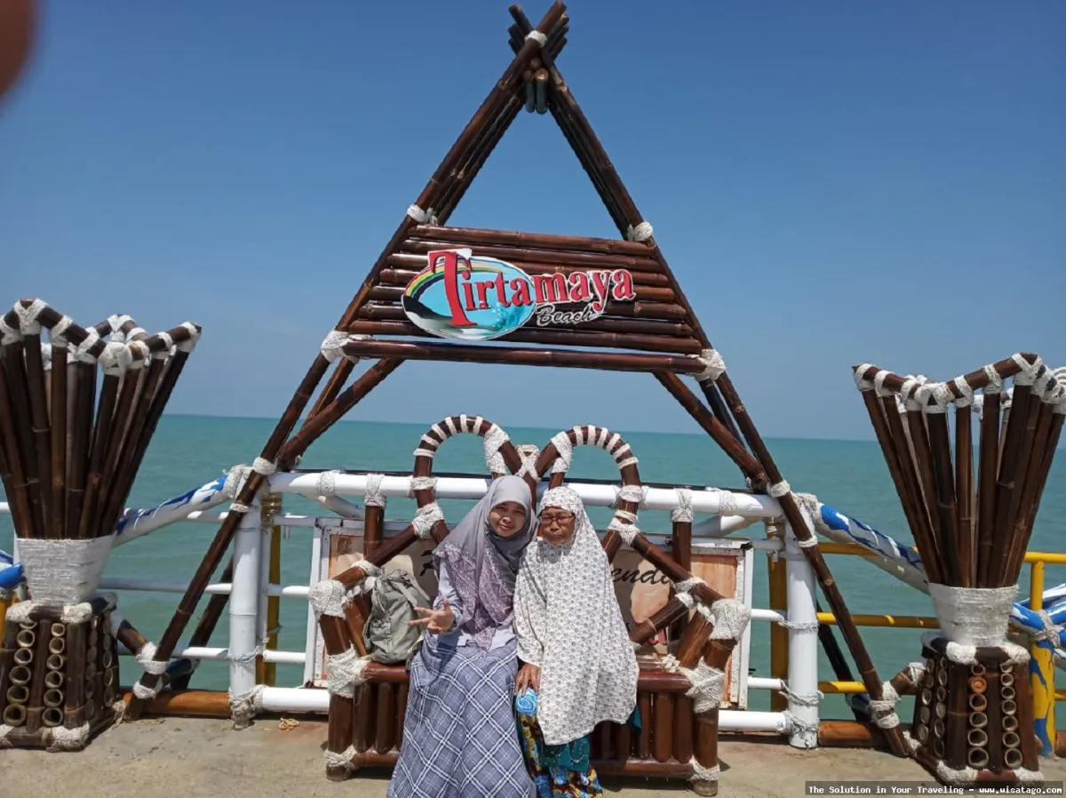 Pantai Tirtamaya, pasirnya yang menawan.