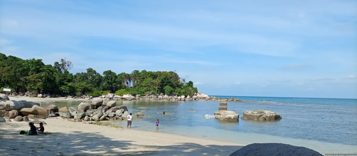 Pantai Trikora: pesona pasir putih.