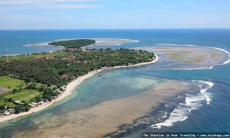 Pantai Ujung Genteng, pasir dan ombak.