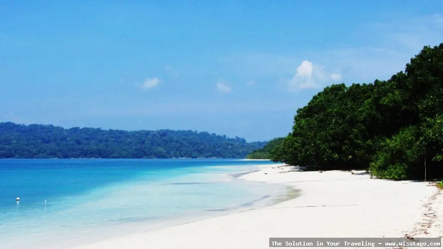 Pantai Ujung Kulon dengan pasir putih