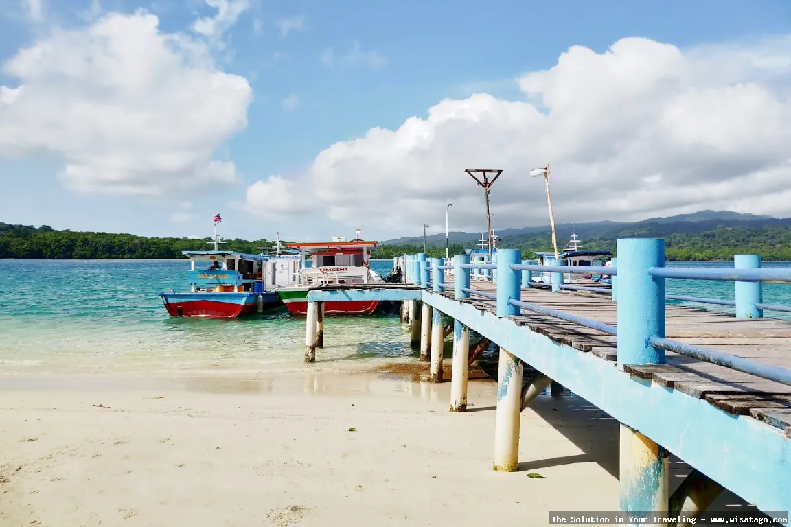 Pantai Ujung Kulon dengan pasir putih