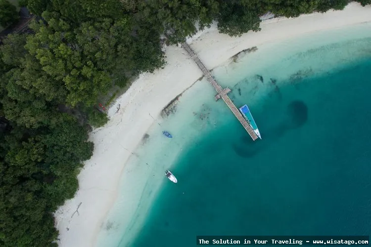 Pantai Ujung Kulon dengan pasir putih