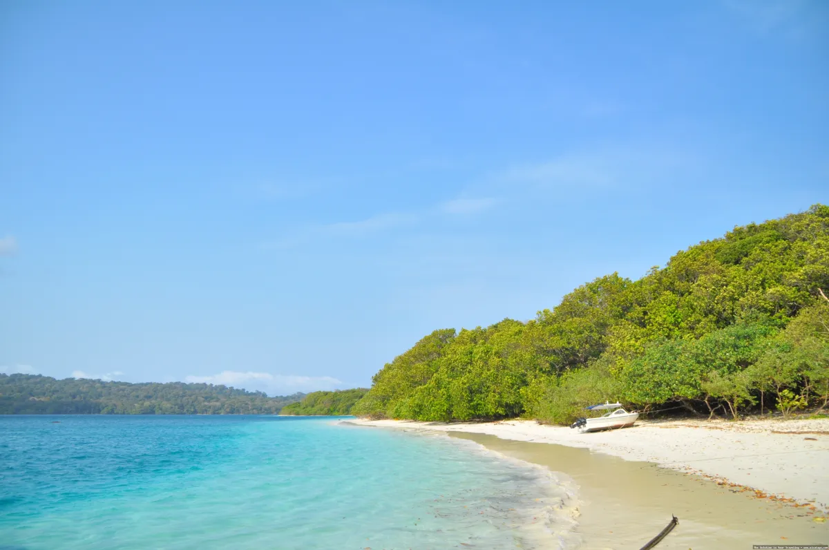Pantai Ujung Kulon yang tenang mempesona