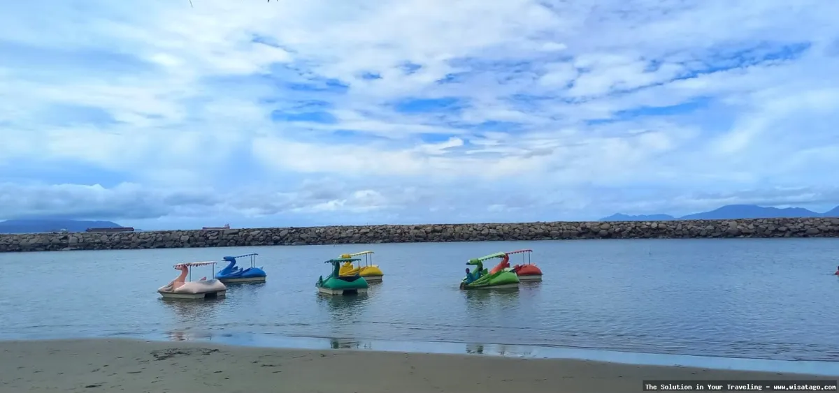 Pantai Ulee Lheue yang indah menawan