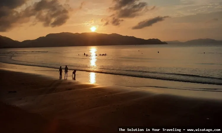 Pantai Ulee Lheue yang indah menawan