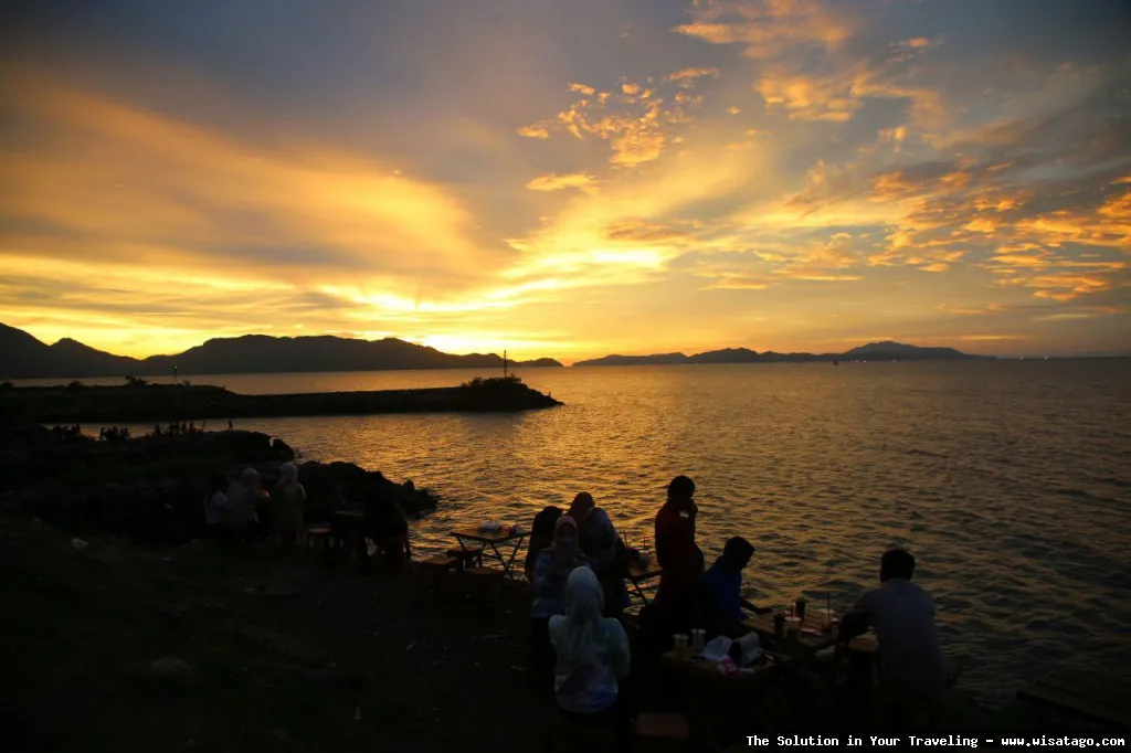 Pantai Ulee Lheue, pemandangan indah senja.
