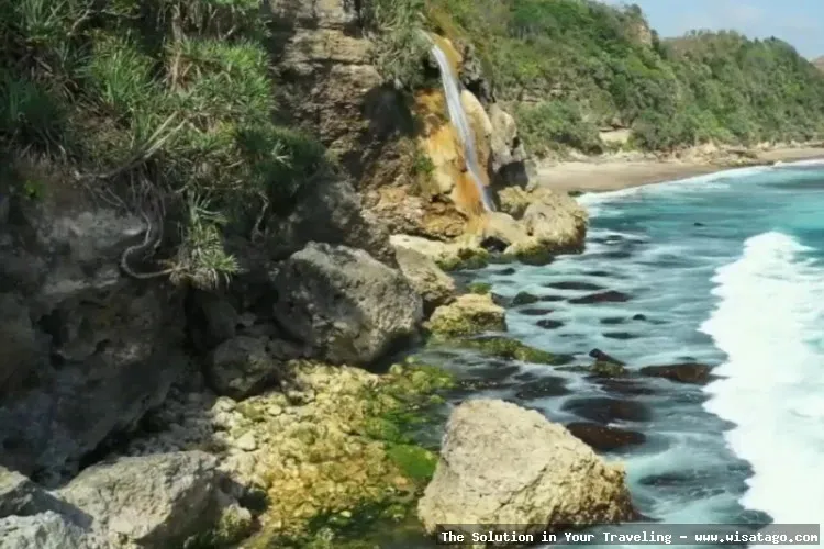 Pantai Umbul Waru, pemandangan tepi laut.