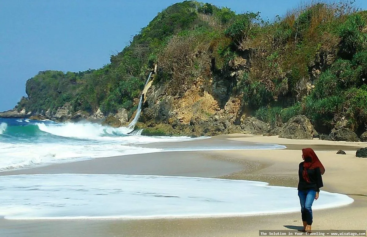 Pantai Umbul Waru yang indah mempesona