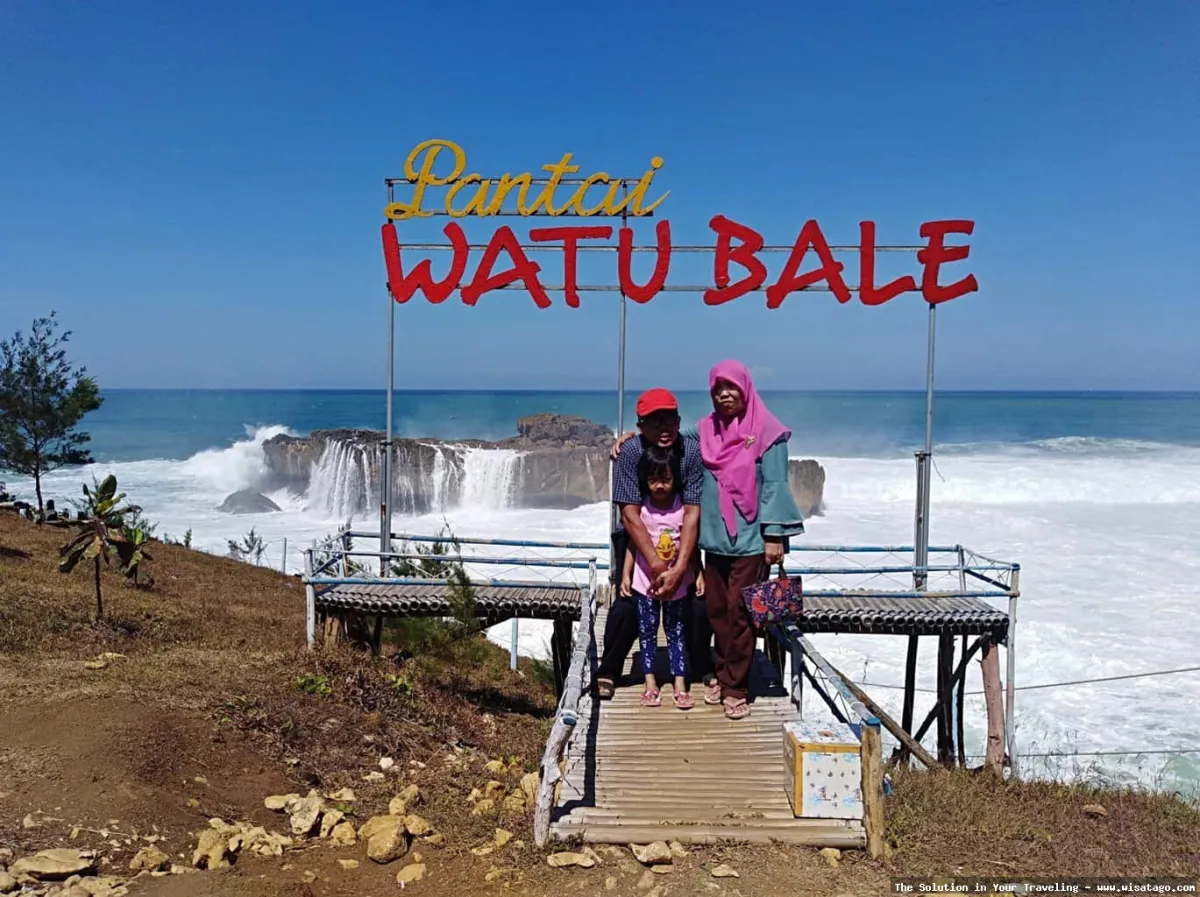 Pantai Watu Bale, keindahan alamnya.
