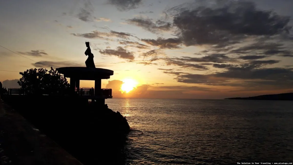 Pantai Watu Dodol, pemandangan indah.