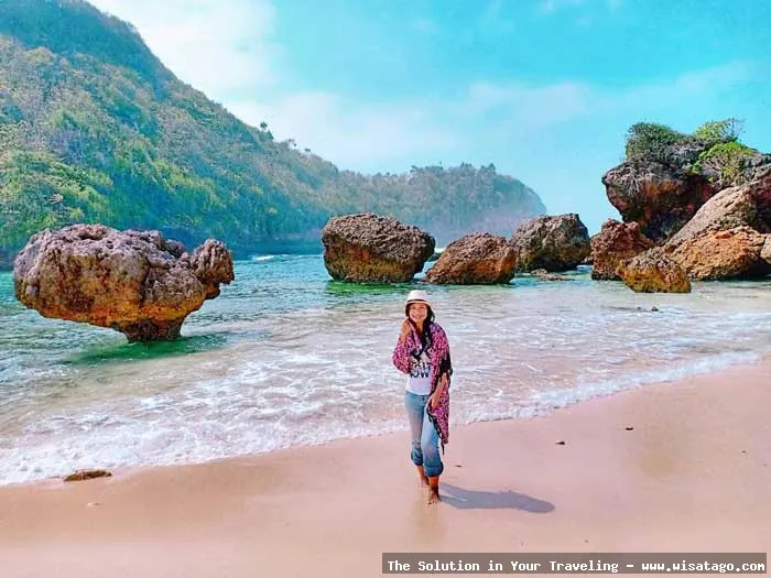 Pantai Watu Leter yang indah memesona