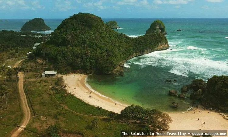 Pantai Watu Leter yang indah menawan