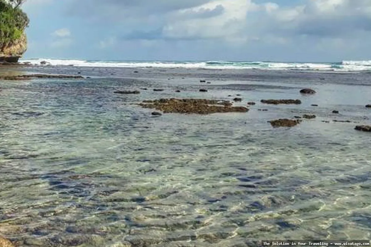 Pantai Watu Leter indah mempesona.