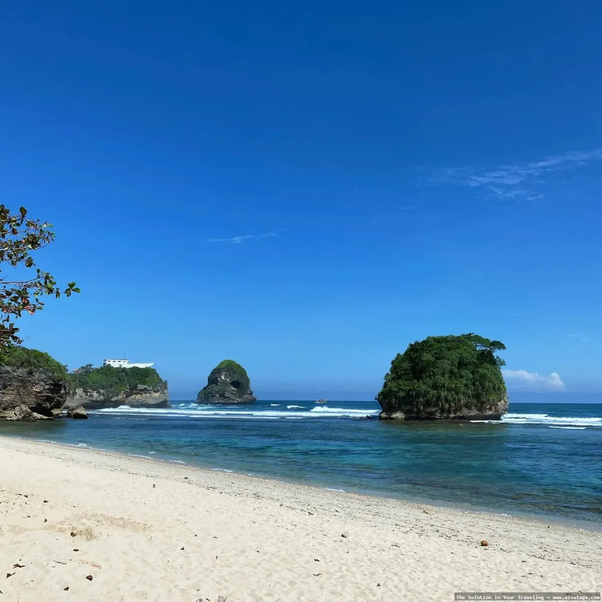 Pantai Watu Leter indah mempesona.