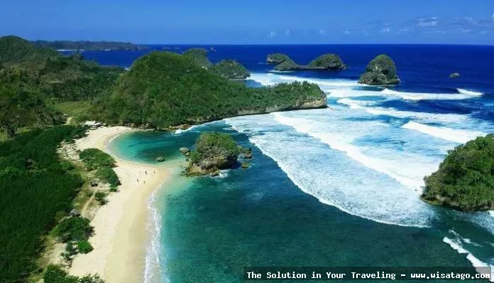 Pantai Watu Leter yang indah menawan